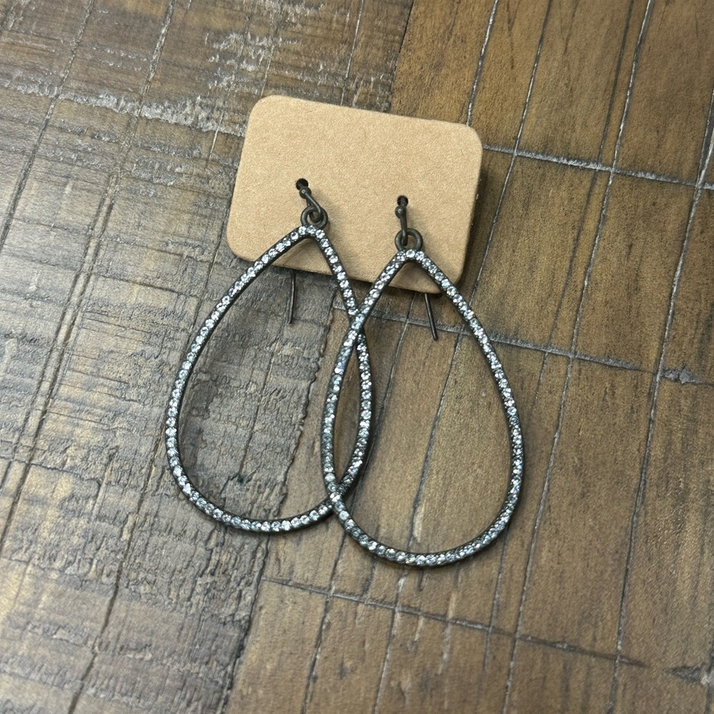 💎 3 FOR $20 JEWELRY 💎
 Silver Teardrop Earrings